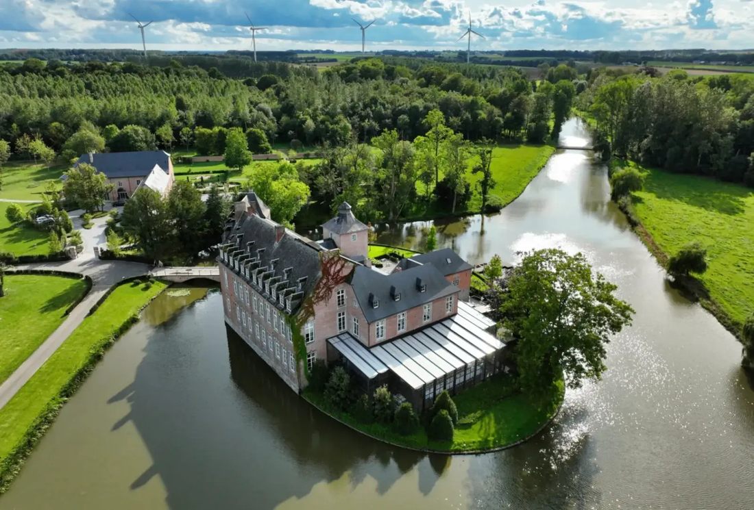 Il parco del Château Bayard, a Éghezée, allestito per una cerimonia